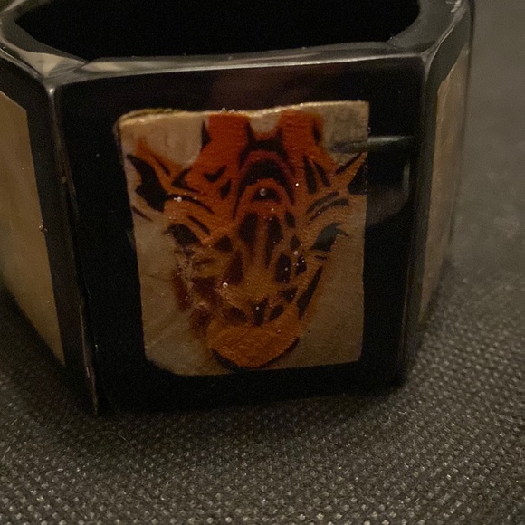 Stretch Elastic Resin Boho Bracelet with mother of pearl and giraffe design - Picture 8 of 9